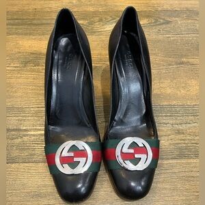 Gucci Black Heels with Silver Interlocking Logo and Green-Red Stripe Sz. 8.5